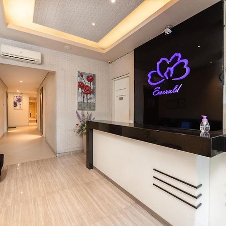 Life Emerald Hotel 수라바야 외부 사진