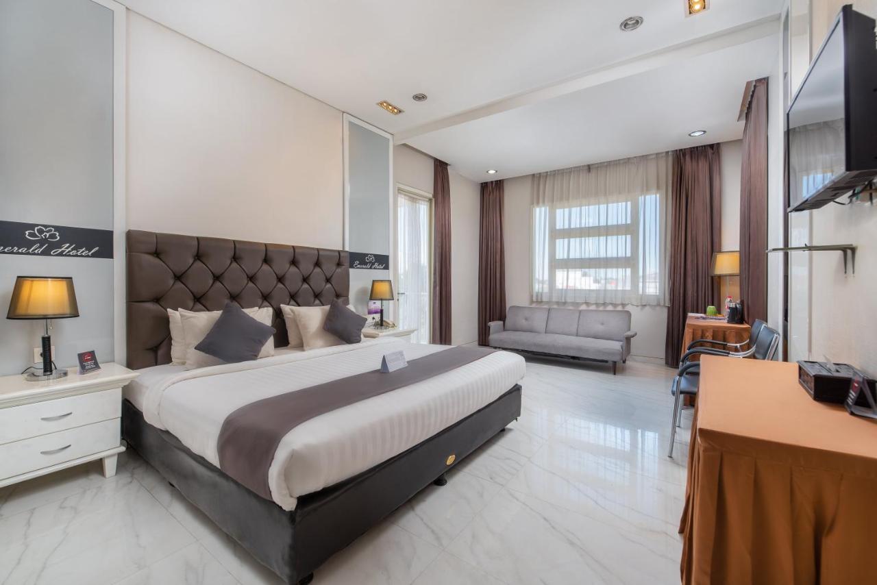 Life Emerald Hotel 수라바야 외부 사진