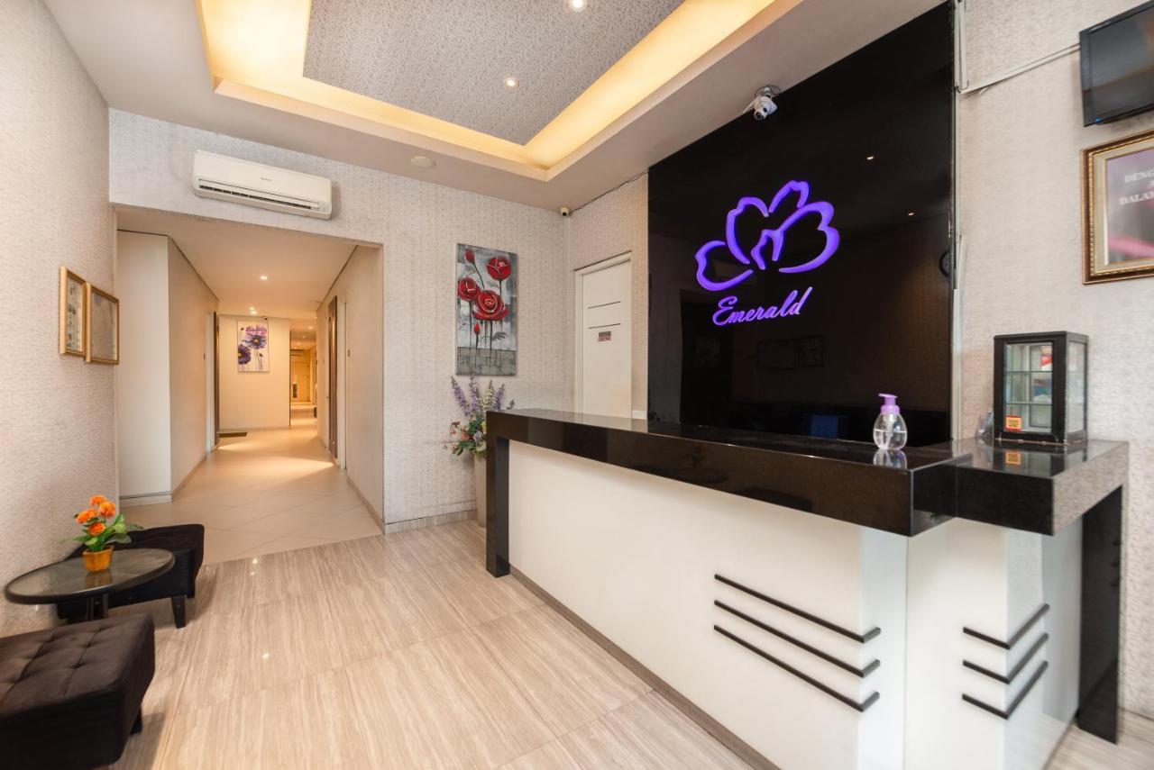 Life Emerald Hotel 수라바야 외부 사진