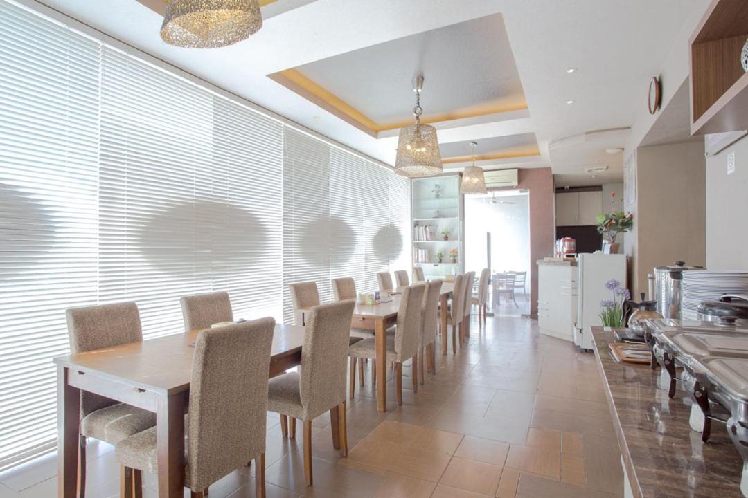 Life Emerald Hotel 수라바야 외부 사진